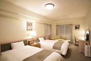 Kamar Twin Deluks, Boleh Merokok | Meja kerja, ruang kerja ramah laptop, dan tirai kedap cahaya