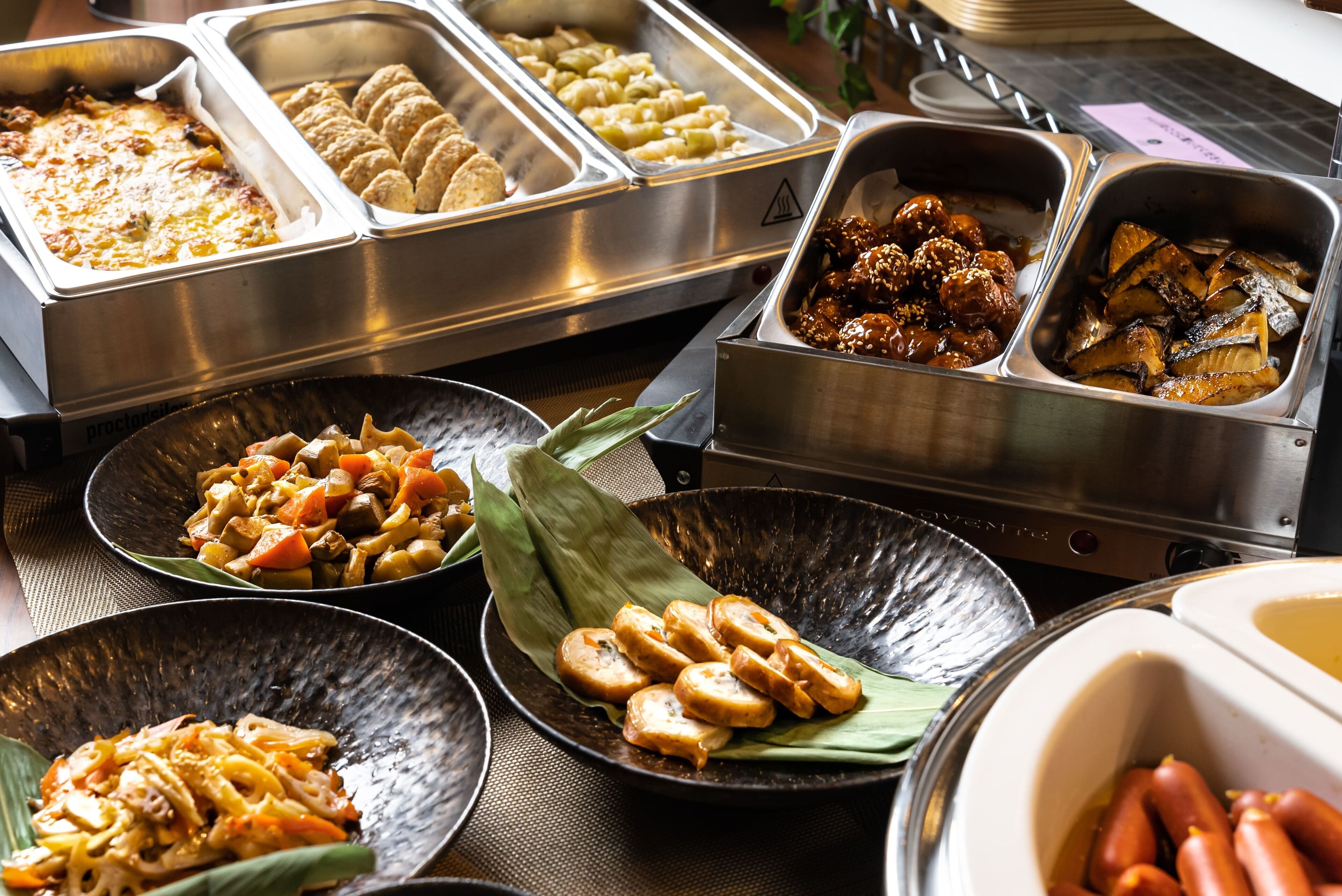 daily buffet breakfast (jpy 2000 per person)