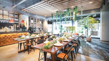 朝食、ランチ、ディナーに営業