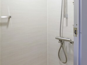 객실 내 금고, 책상, 암막 커튼, 방음 설비