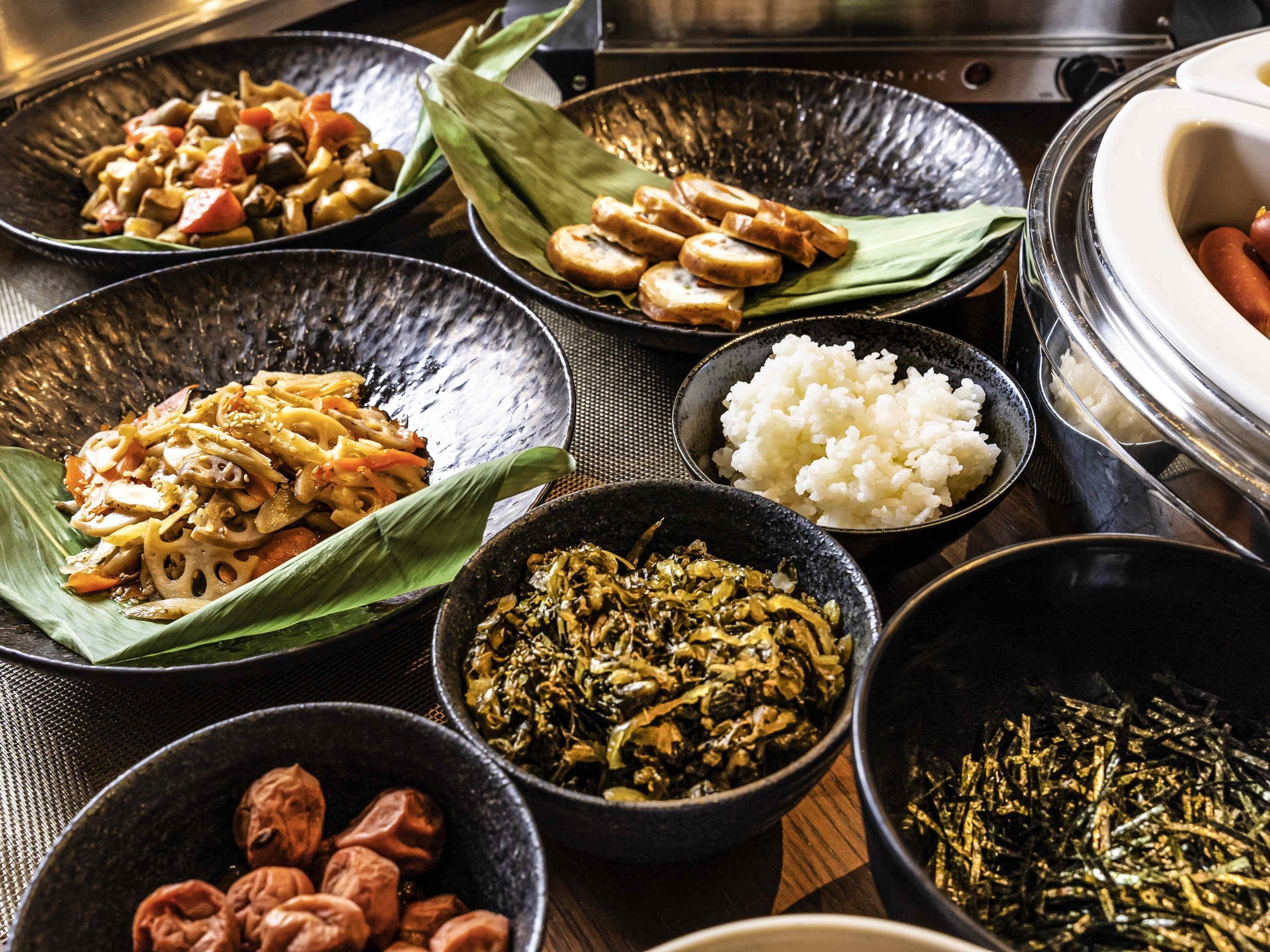 daily buffet breakfast (jpy 2000 per person)