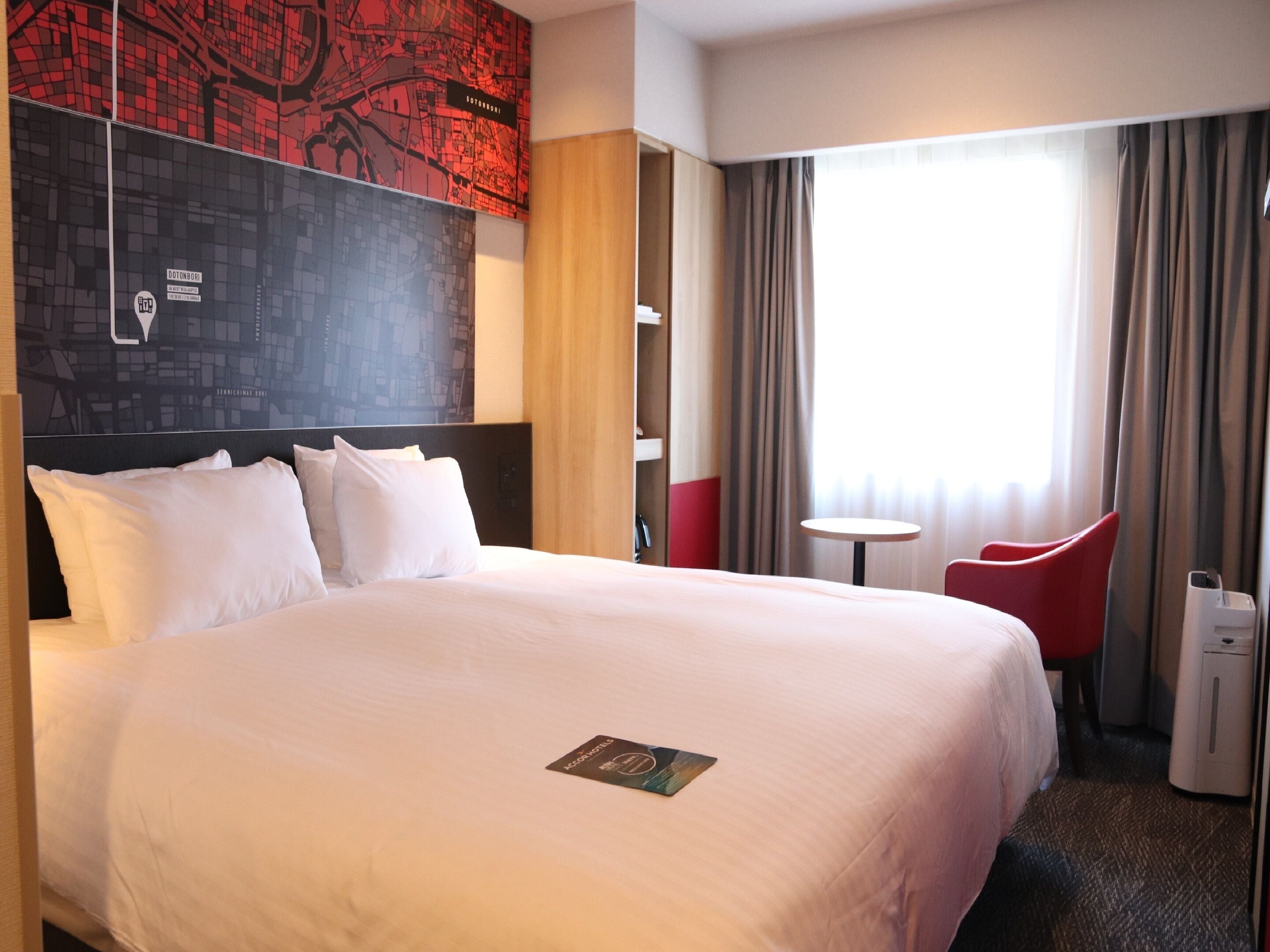 standard double room, 1 double bed | in-room safe, desk, blackout curtains, soundproofing