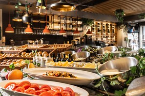Daily buffet breakfast (JPY 2200 per person) - ibis Osaka Umeda (Osaka)