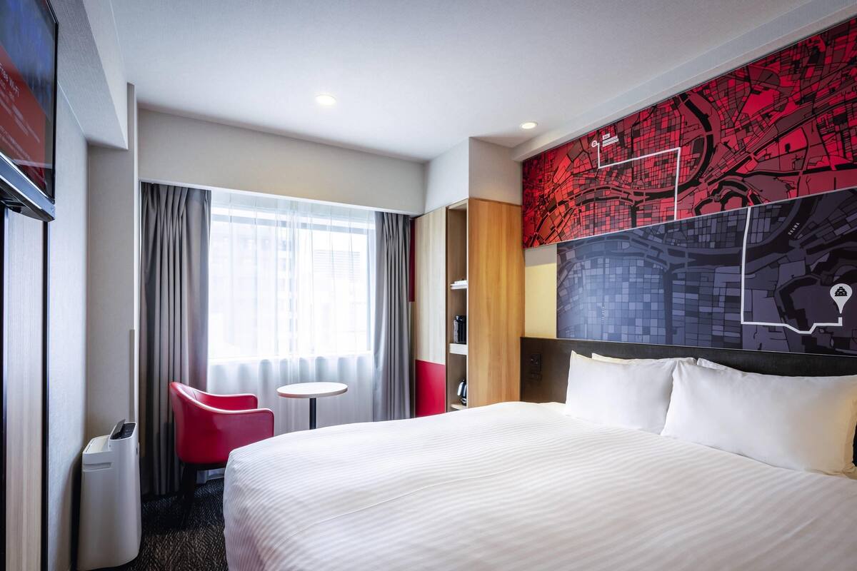 Standard Room, 1 King Bed | In-room safe, desk, blackout drapes, soundproofing