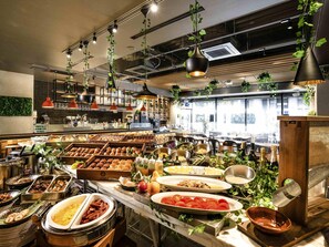Montaje de bufé con diversos alimentos y un diseño de interiores moderno.