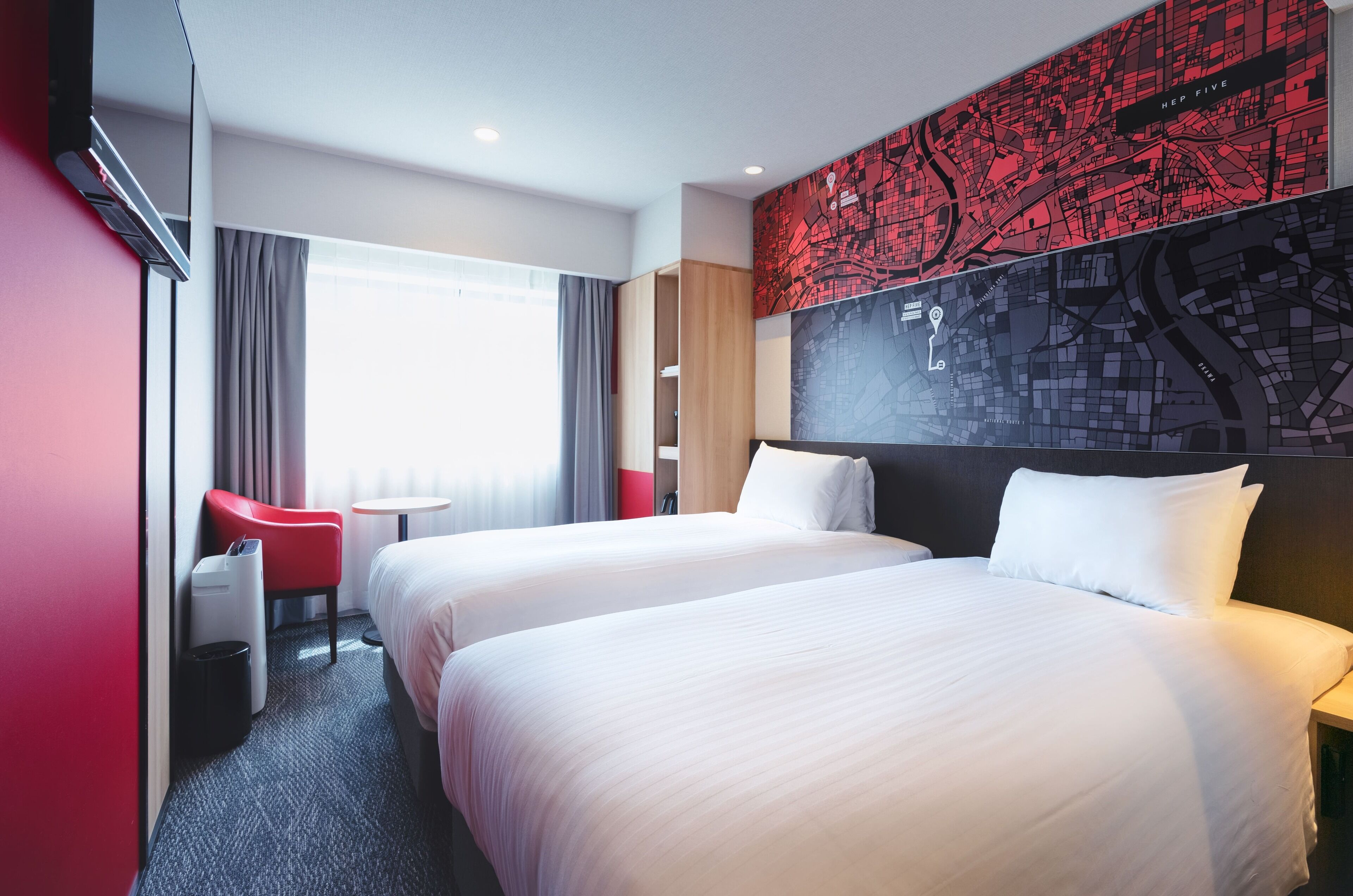 standard room, 2 single beds | in-room safe, desk, blackout curtains, soundproofing