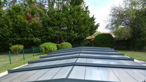 A flat roof with a metal gutter system. - Les Sureaux (Le Pizou)