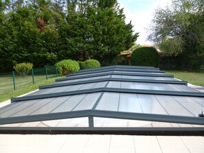 Een seizoensgebonden buitenzwembad en parasols bij het zwembad