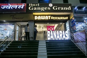 Hotel Ganges Grand med et skilt for restaurant DAWNT og Banaras.