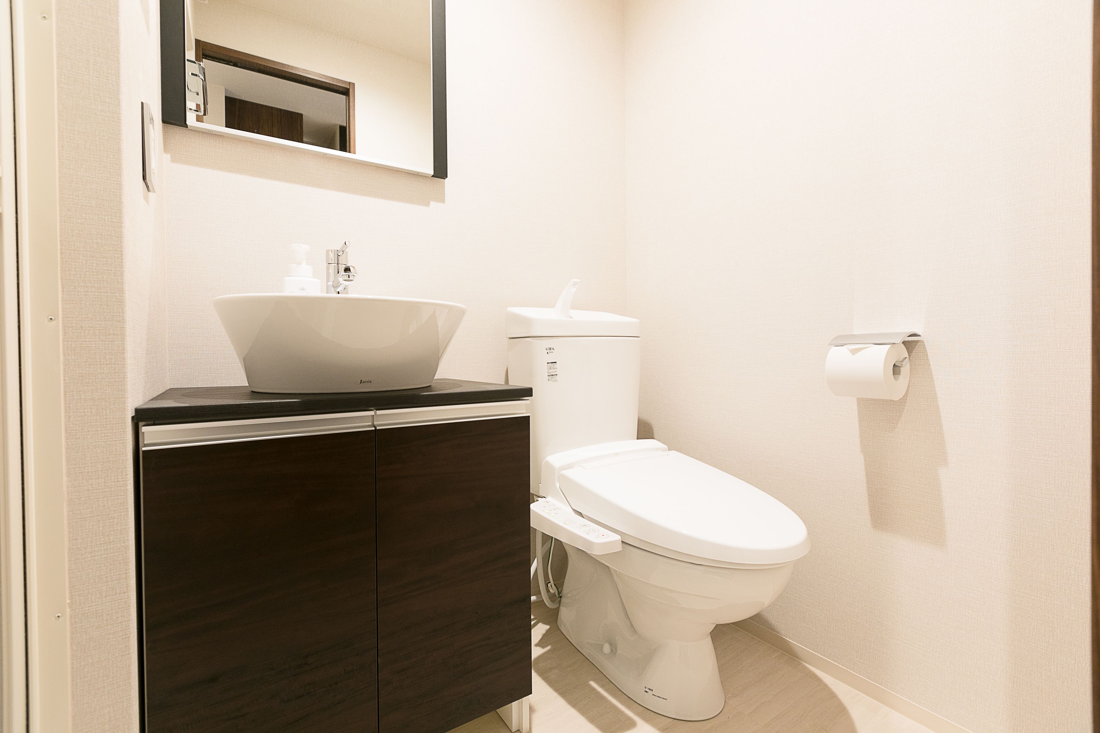 twin room with city view | bathroom | combined shower/bathtub, free toiletries, hair dryer, slippers