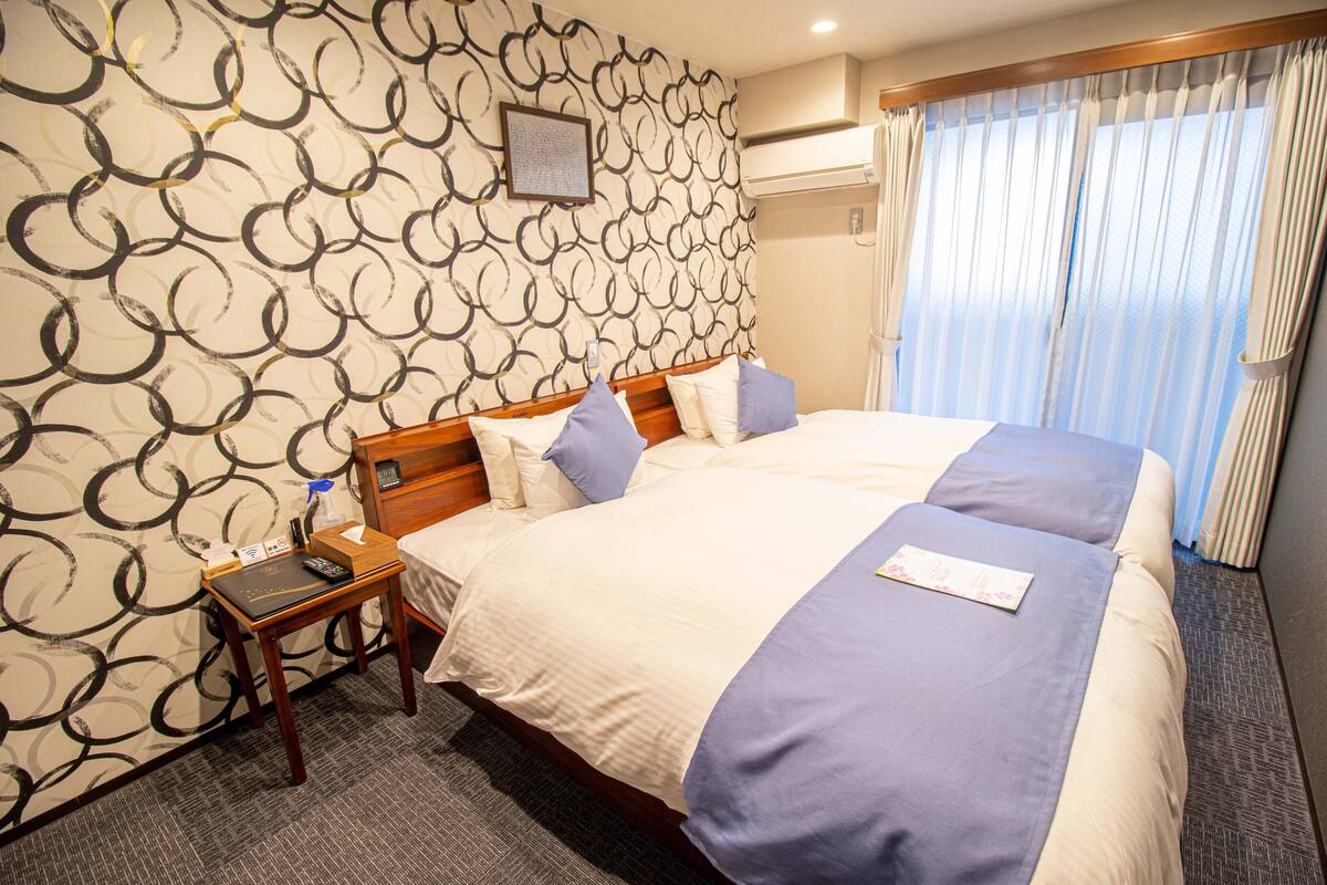 Kamar Twin, pemandangan kota | Brankas, meja kerja, tirai kedap cahaya, dan Wi-Fi gratis