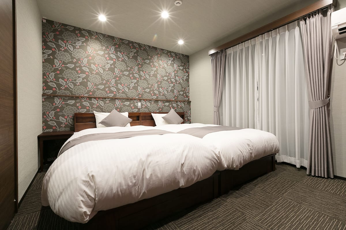 Standard Twin Room | 1 bedroom, in-room safe, desk, blackout drapes