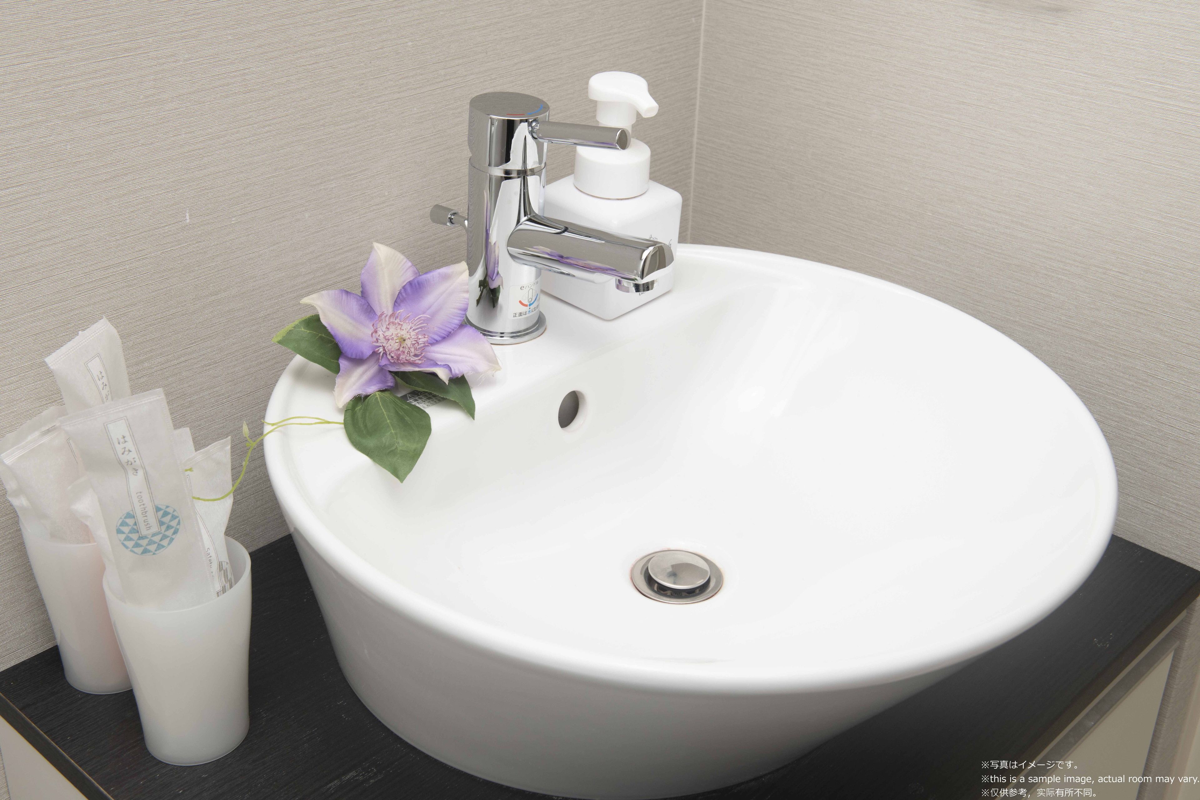 combined shower/bathtub, free toiletries, hair dryer, slippers