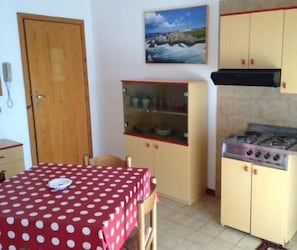 Refrigerador, placa de cocina, utensilios de cocina
