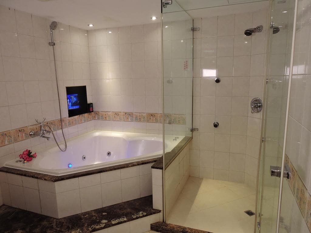 Deluxe Double Room, Non Smoking | Bathroom | Free toiletries, hair dryer, slippers, towels