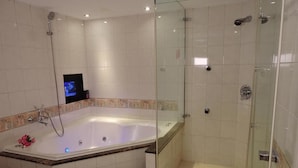 Deluxe Double Room, Non Smoking | Bathroom - EDINBURGH Motel (Tainan)