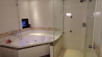 Deluxe Double Room, Non Smoking | Bathroom | Free toiletries, hair dryer, slippers, towels