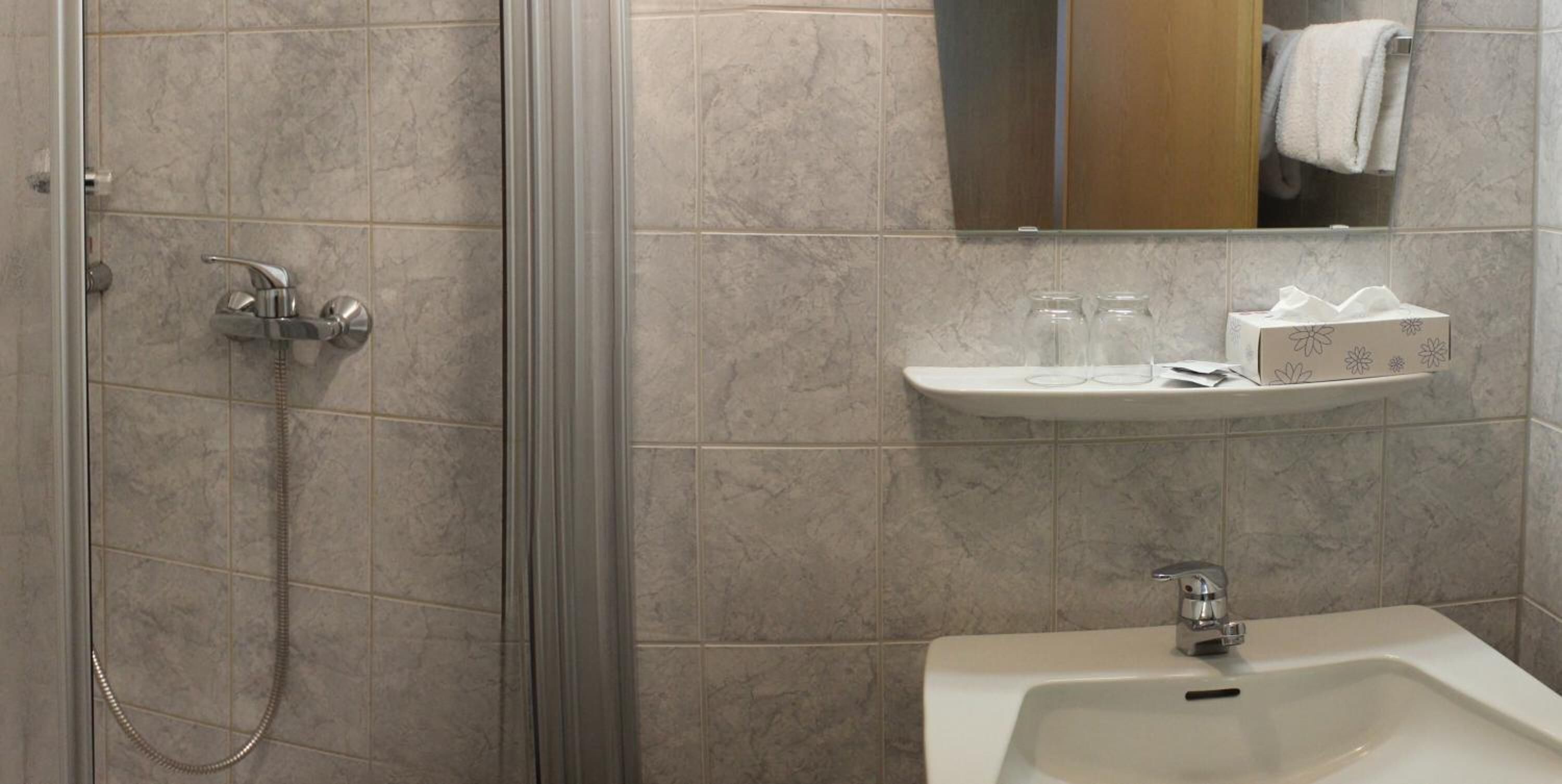 Shower, free toiletries, towels