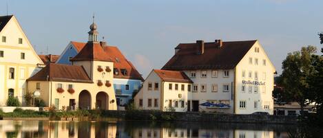 Dusche, kostenlose Toilettenartikel, Handtücher