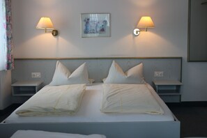 Habitación doble estándar | Escritorio, insonorización, wifi gratis y ropa de cama 