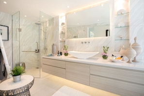 Deep soaking tub, free toiletries, hair dryer, bathrobes