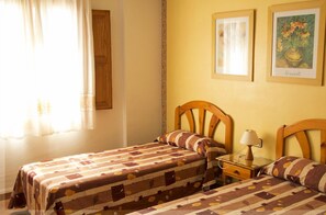 Rollaway beds, free WiFi, bed sheets - Hostal El Pozo (Chulilla)