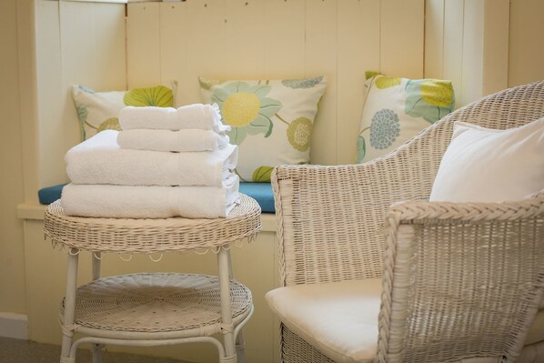 Double Room, 1 Double Bed, Non Smoking | Iron/ironing board, free WiFi, bed sheets