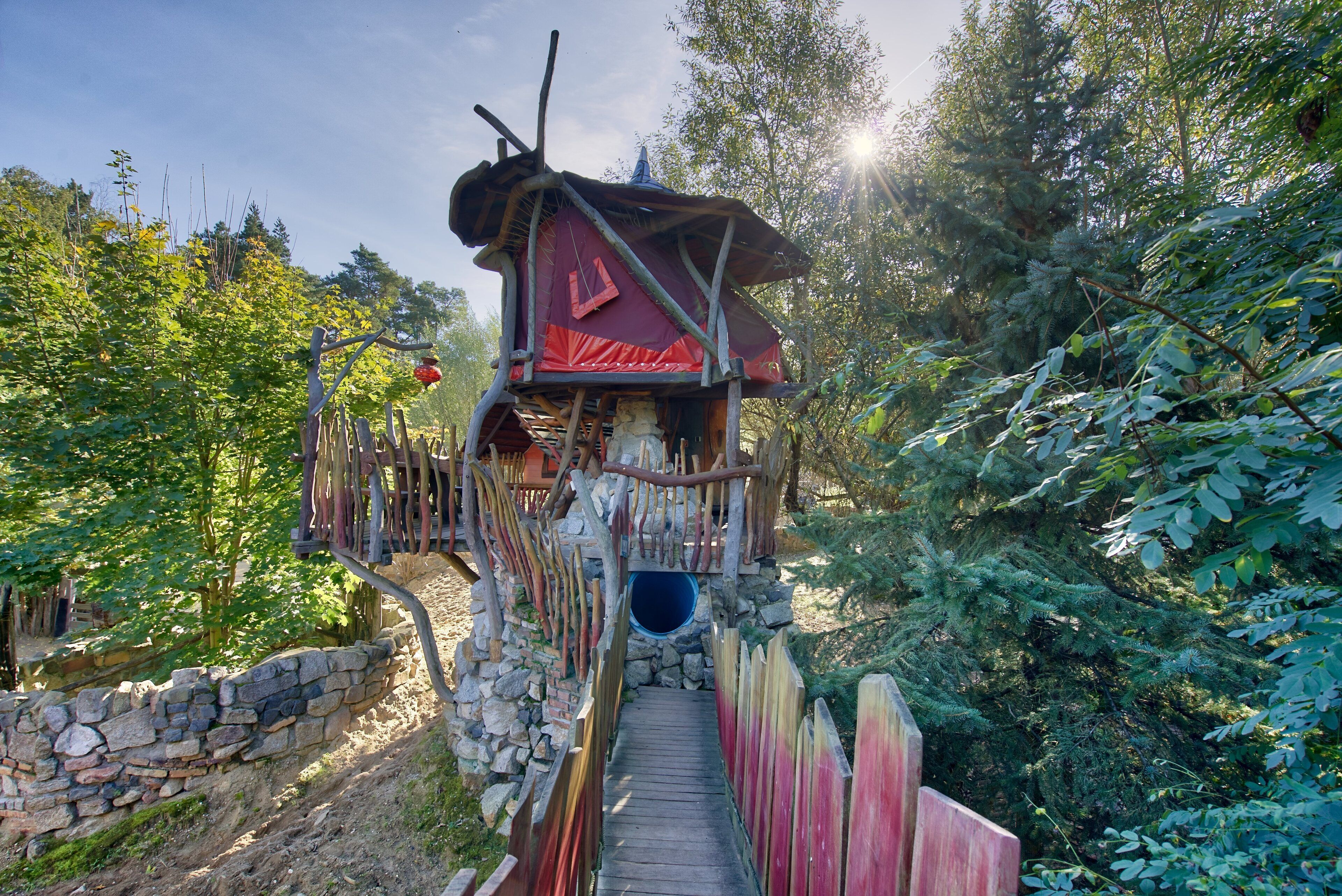 Nhà trên cây tiện nghi đơn giản | Trang trí khác biệt, trang bị nội thất với thiết kế riêng biệt 