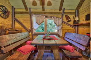 Comfort Tree House | Makan dalam bilik