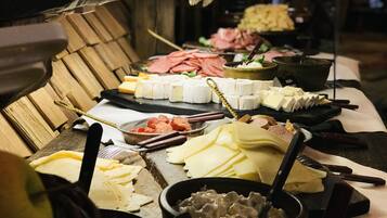 Se ofrece un desayuno bufé (15.5 EUR por persona)