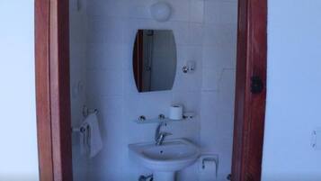 Douche, sĂšche-cheveux, chaussons, serviettes fournies