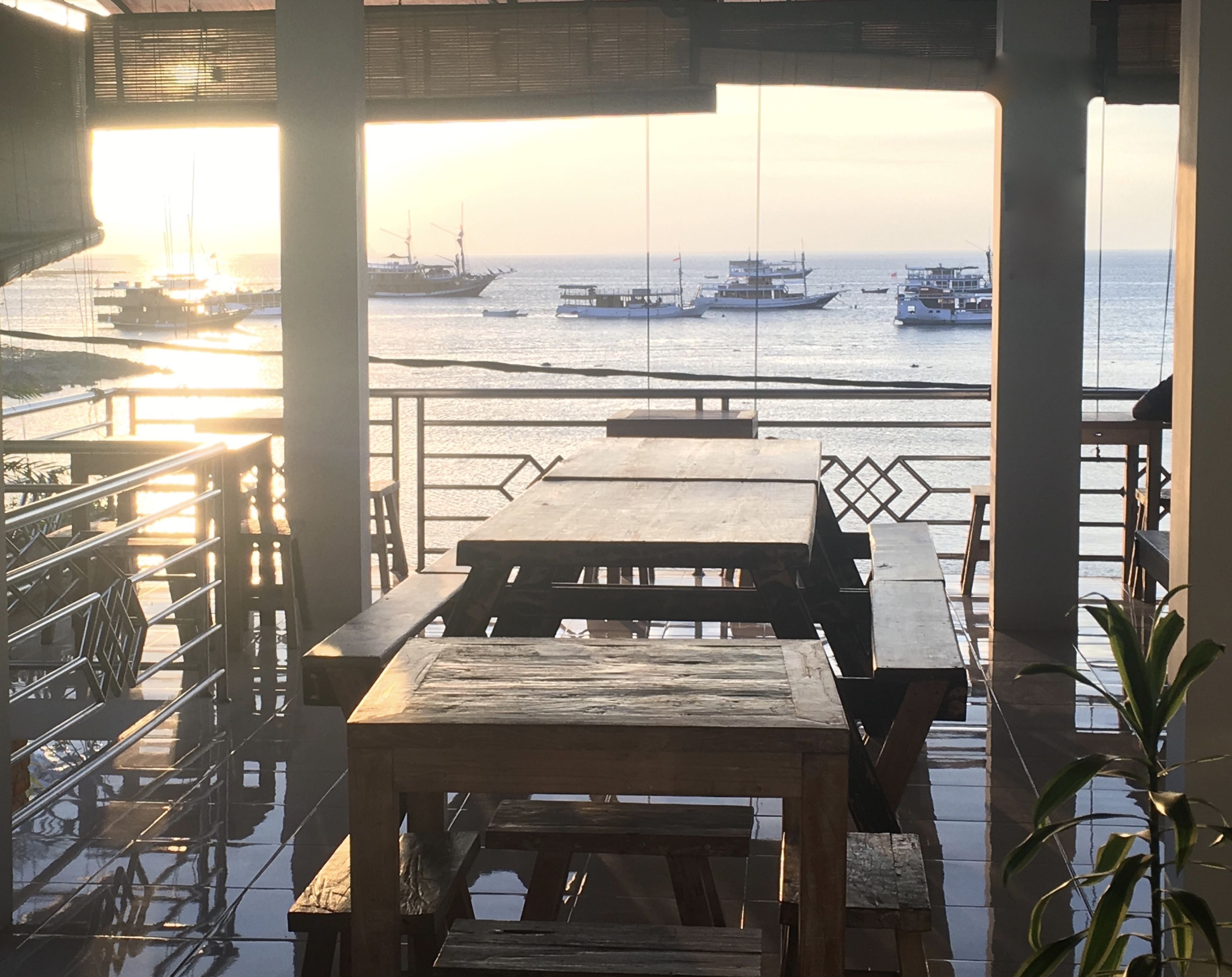 En restaurant ved havet med udendørs siddepladser med udsigt over havet.
