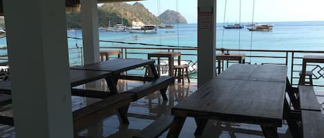 Petit déjeuner, déjeuner et dîner servis sur place