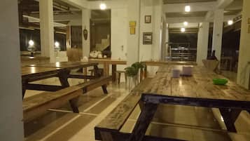供應早餐、午餐及晚餐