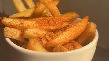 Un tazón de papas fritas condimentadas.