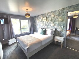 Decoración personalizada, muebles diferentes y cortinas blackout 