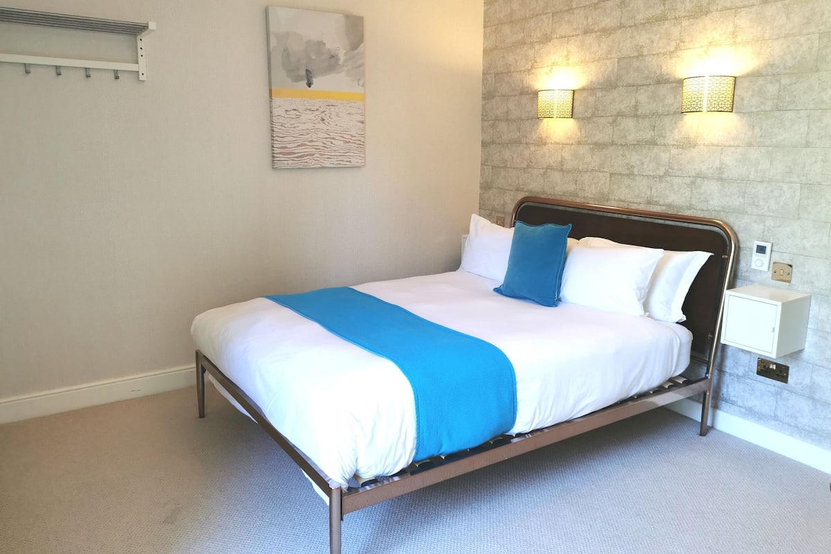 Doppia Deluxe, 1 letto king, non fumatori, bagno in camera (Standard King Room) | Con stile personalizzato, con arredamento individuale, tende oscuranti