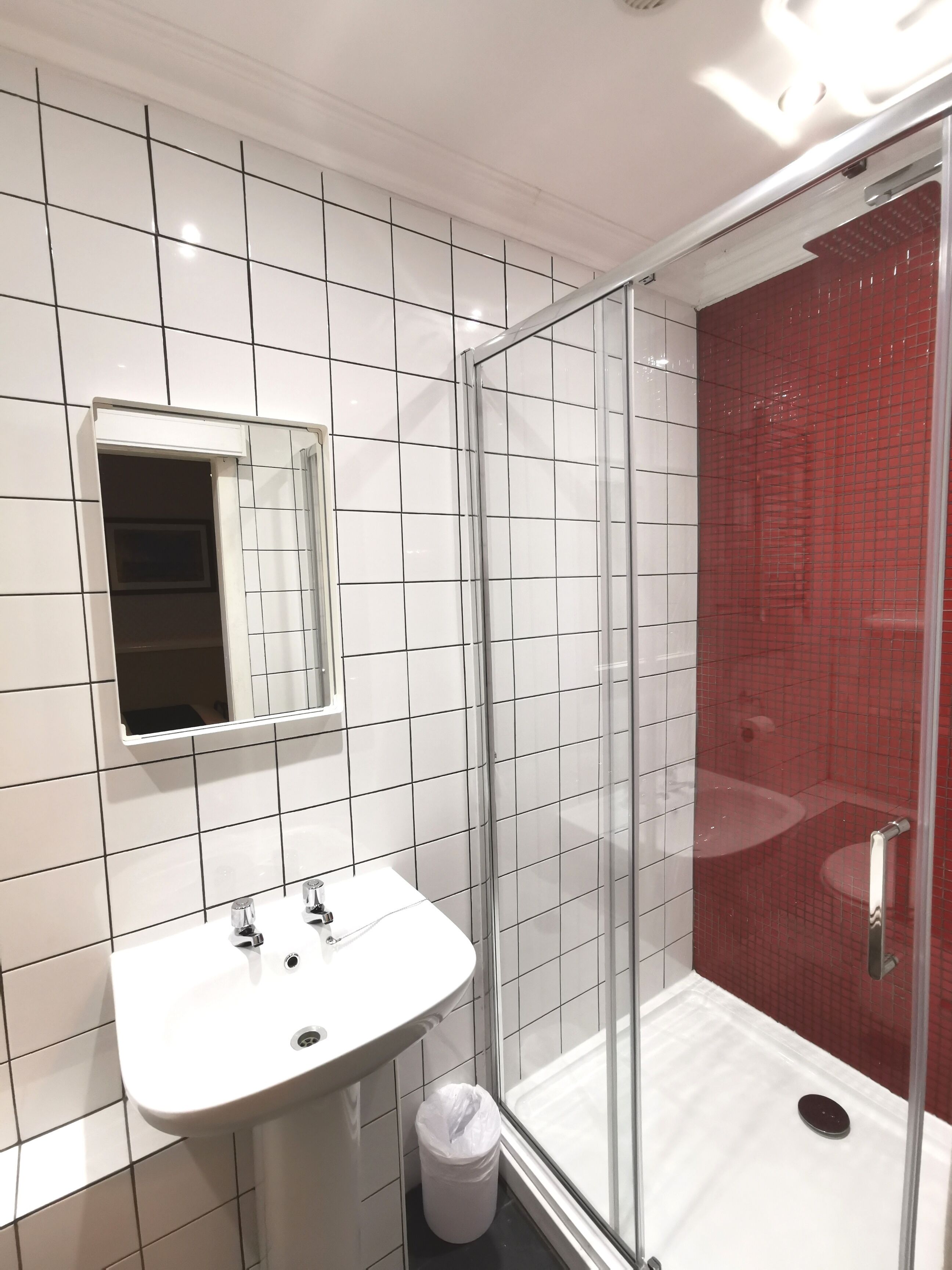 Habitació individual estàndard, 1 llit individual, no fumadors (House Single Room 8-1st Floor) | Bany | Articles de tocador gratuïts, assecador de cabells, tovalloles i sabó 