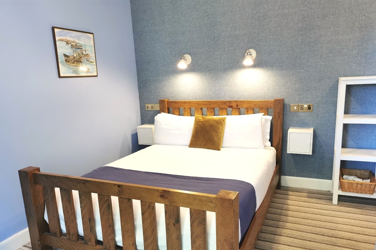 スタンダード 4 人部屋 ベッド (複数台) 禁煙 エンスイート (House Accessible Room 2-Gnd Floor) | 遮光カーテン、アイロン / アイロン台、WiFi (無料)、客室ごとに異なる装飾