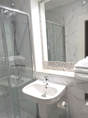 Phòng đôi Deluxe, 1 giường cỡ king, không hút thuốc, có phòng tắm riêng (Standard King Room) | Phòng tắm | Đồ dùng nhà tắm miễn phí, máy sấy tóc, khăn tắm, xà phòng