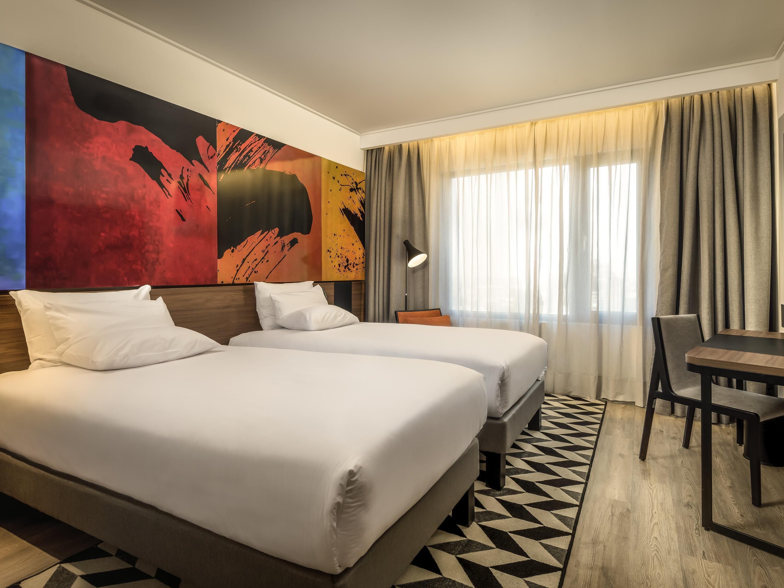 Superior Twin kamer | Een minibar, een kluis op de kamer, een bureau, een laptopwerkplek