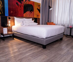 Habitación estándar, 1 cama matrimonial | Minibar, caja de seguridad en la habitación y escritorio 