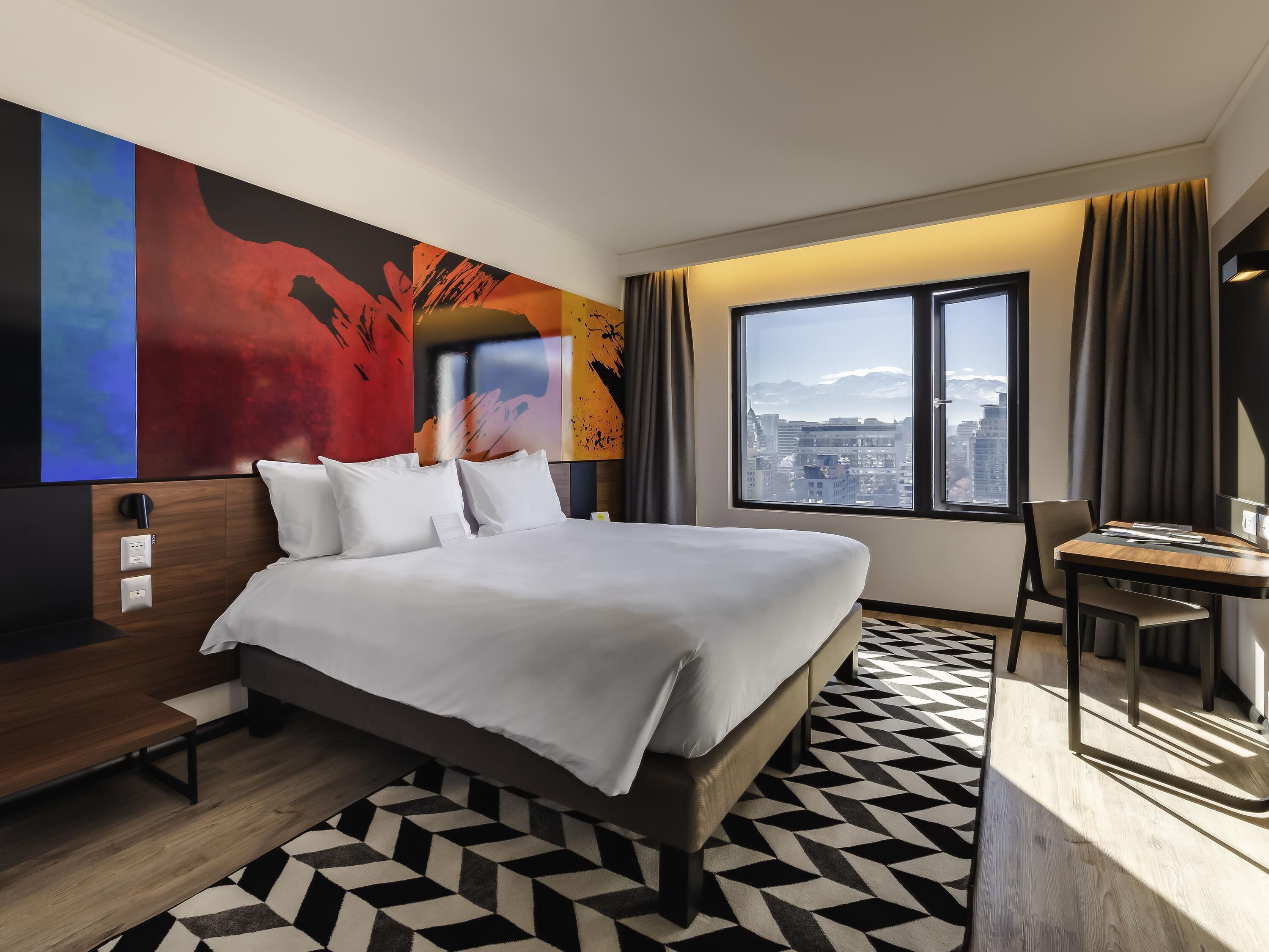 Een minibar, een kluis op de kamer, een bureau, een laptopwerkplek