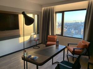 Minibar, in-room safe, desk, laptop workspace - Novotel Santiago Providencia (Santiago)