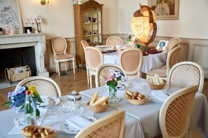 Daily continental breakfast (EUR 12 per person)