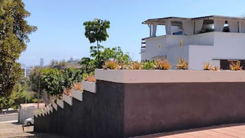 Un edificio moderno con techo plano y balcón.