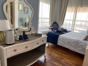 Doppelzimmer, Balkon (Private Bathroom) | Minibar, Verdunkelungsvorhänge, kostenloses WLAN, Bettwäsche