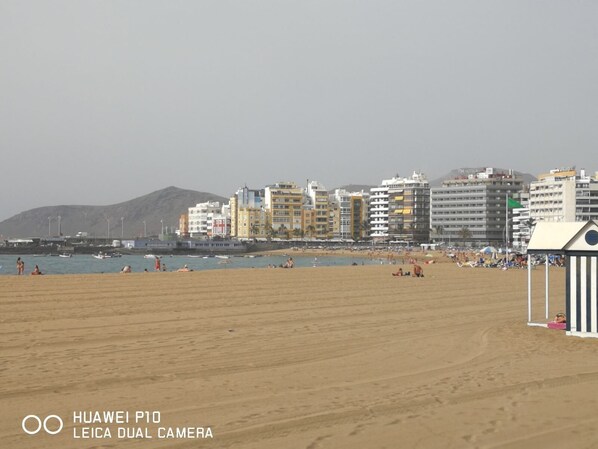 A beach with buildings in the background. - Casa Doramas (Las Palmas de Gran Canaria)