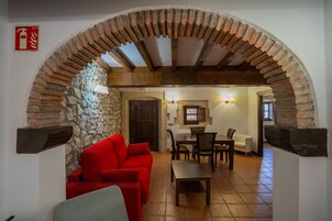 Apartment, 2 Bedrooms (6) | Living area | Flat-screen TV