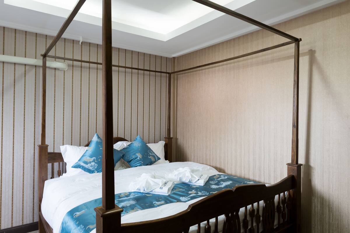 Standaard tweepersoonskamer | Luxe beddengoed, donsdekens, Select Comfort-bedden, een bureau
